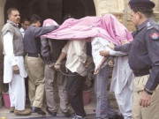 گلستان جوہر سادہ لباس پولیس اہلکاروں کا مکان پر دھاوا نوجوان کو ساتھ لے گئے