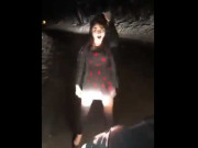 رات کے اندھیرے میں برف باری کے دوران ڈانس کرتی لڑکی کے چرچے
