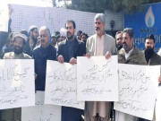 گیس پریشر میں کمی بلوچستان اسمبلی کے ارکان کا گیس دفتر کے باہر احتجاج
