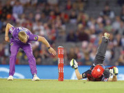 سنگل لینے کے دوران سیم ہارپر حریف فاسٹ بولر سے ٹکرا کر سر پر چوٹ کھا بیٹھے