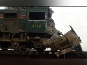 مسافر ٹرین کا ریت سے بھرے ٹرالر سے تصادم  مسافر معجزانہ طور پر محفوظ