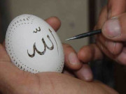 انڈے میں 12 ہزار سوراخ کرکے فن پارہ بنانے کا نیا ریکارڈ