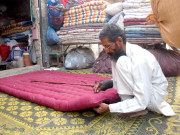 سردیوں کی آمد کے باوجود لحاف اور گدے تیار کرنیوالے کاریگر فارغ