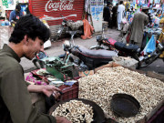 مہنگے خشک میوے عوام کی قوت خرید سے باہر ہو گئے مونگ پھلی پر گزارہ