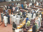 عمر ایوب کے آصف زرداری کو مسٹر 10 پرسنٹ کہنے پر قومی اسمبلی میں ہنگامہ آرائی      