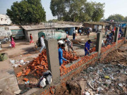 ’’ ٹرمپ کو نظر نہ آئے‘‘ بھارت میں کچی آبادی کو چھپانے کیلیے دیوار کی تعمیر جاری