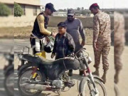 بچہ موٹرسائیکل چلاتا ہوا شعیب ملک سے ملنے اسٹیڈیم کے اندر پہنچ گیا