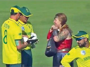 تیسرے ٹوئنٹی 20 میچ کے دوران ’ونڈر ویمن‘ فیلڈ میں گھس آئیں