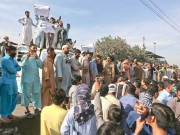 کراچی میں زہریلی گیس سے جاں بحق اور متاثرہ افراد کے اہل خانہ کا احتجاج