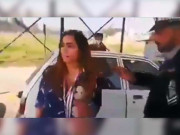 انگریزی کے بجائے پنجابی میں بات کیوں کی خاتون کی ٹریفک اہلکار سے بدتمیزی
