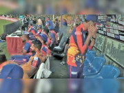 دورانِ میچ ڈگ آؤٹ میں کراچی کنگز کے آفیشل کا موبائل فون کا استعمال