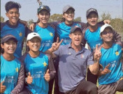 جونٹی رہوڈز کی خواتین کرکٹرز کو فیلڈنگ ٹپس ٹریننگ سیشن کا انعقاد