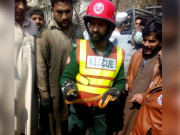 راولپنڈی میں نوجوان کی چلتی موٹرسائیکل سے سانپ نکل آیا