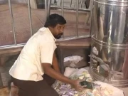 آئی فون اب بھگوان کی ملکیت، مندر کا چندہ باکس میں گِرے آئی فون کو واپس کرنے سے انکار