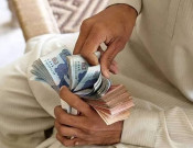 زبان پر انگلی لگا کر نوٹ گننا نقصان دہ ہوسکتا ہے