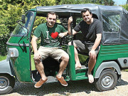 2 برطانوی ٹیچرز نے رکشے پر سفر کا ریکارڈ قائم کردیا  