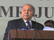 خواتین بائیک ضرور چلائیں مگرسفر کے دوران باتیں نہ کریں چیف جسٹس