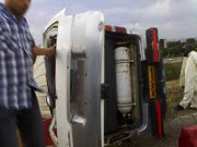 بولان ميں گاڑی پل سے نيچے جاگری 3 افراد جاں بحق اور10 زخمی