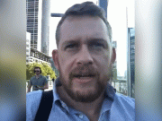 لاہور ایئرپورٹ پر آسٹریلوی صحافی ڈینس فریڈ مین سے رشوت لینے والا اہلکار پکڑا گیا