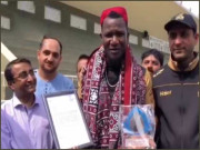 ڈیرن سیمی کو بھی کراچی پریس کلب کی اعزازی رکنیت دے دی گئی