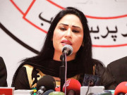 حمیرا ارشد کی ماسک اور سینیٹائزرز مہنگا بیچنے والوں پر شدید تنقید