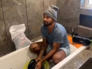 ’’جب سے ہوئی ہے شادی آنسو بہا رہا ہوںآفت گلے پڑی ہے اس کو نبھا رہا ہوں‘‘