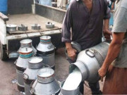 کراچی میں دودھ کی قیمت 60 روپے تک کم فارمرز نے لاکھوں لیٹر نالی میں بہادیا