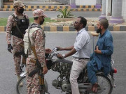 سرکاری ملازمین ہی لاک ڈاؤن کی دھجیاں اڑانے لگے