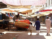 لاک ڈاؤن کے دوران کئی علاقوں میں دکانیں کھلی رہیں