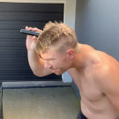 طبی اور سیکیورٹی اہلکاروں سے اظہار یکجہتی وارنر نے سرمنڈھوا دیا