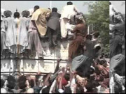 بھوک سے تنگ شہریوں نے راشن سے بھرا ٹرک لوٹ لیا