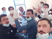 کورونا کٹس کیلیے احتجاج کرنے والے ڈاکٹرز کا رہائی سے انکار