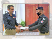 بچے کو کھانا کھلانے والے پولیس اہلکار کو نقد انعام سے نوازا گیا