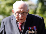 برطانوی 99 سالہ بزرگ نے طبی عملے کے لیے دو کروڑ پاؤنڈ جمع کرلیے