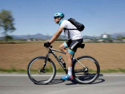 اطالوی سائیکلسٹ نے دوائیں پہنچانے کا مشن شروع کردیا