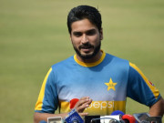 کورونا متاثرین کی امداد کیلیے رومان ریئس نے اپنا بیٹ اور شرٹ نیلام کردی