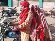 لاک ڈاؤن میں شادی دولہا دلہن کو موٹر سائیکل پر بیٹھا کر گھر لے آیا