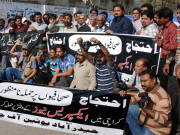 حکومت صحافیوں کے تحفظ میں ناکام ہو گئی ایکسپریس میڈیا کے دفاتر پر حملوں کیخلاف سندھ بھر میں مظاہرے