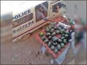 بھتہ خوری کیساتھ ساتھ پولیس ٹھیلوں سے سامان بھی اٹھانے لگی