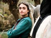 ارطغرل غازی کی ہیروئن مغربی لباس پہننے پر تنقید کا شکار