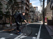 جاپان کے ٹاپ شمشیر زن گھروں پر کھانا فراہم کرنے لگے