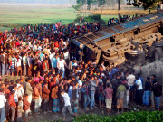 بنگلہ دیش مظاہرین نے ٹرین پٹڑی سے اتار دی جھڑپیں 9 ہلاک 50 زخمی