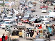 بسوں کی بندش اور رکشا ڈرائیوروں ک منہ مانگے کرایے سے شہری پریشان