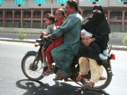 سندھ میں بچے بزرگ اور خواتین  ڈبل سواری کی پابندی سے مستثنی قرار