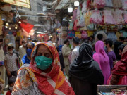 جیولری کپڑوں اورجوتوں کی دکانوں میں خواتین کا رش لگ گیا