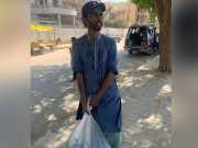 طیارہ حادثہ سیکیورٹی و امدادی اہلکاروں میں تین روز سے پانی تقسیم کرنے والا غریب شخص