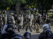 امریکی صدر کی مظاہرین کے خلاف فوجی طاقت کے استعمال کی دھمکی