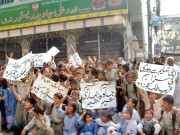 منیبہ اسکول کی عمارت پر قبضے کیخلاف طلبا کا احتجاج