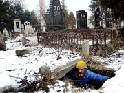 شہرِ خموشاں کا زندہ باسی 