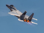 برطانیہ میں امریکا کا لڑاکا طیارہ گر کر تباہ